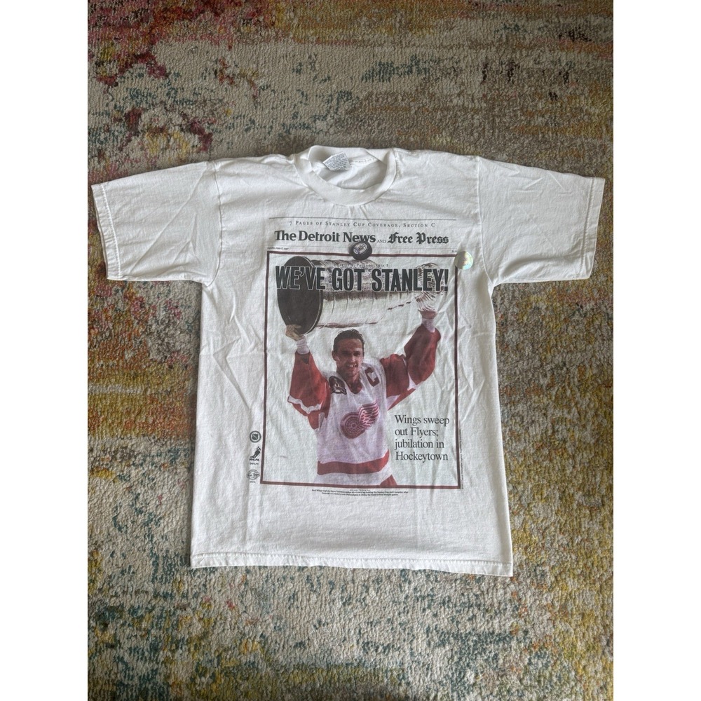 Vintage 90s Steve Yzerman Detroit Red Wings NHL T Shirt Sz Medium Stanley Cup